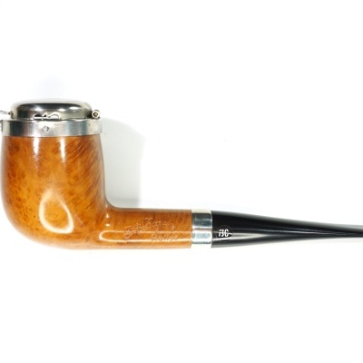 cachimbo de madeira com tampa metálica e haste preta sobre fundo branco