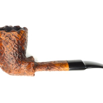 Cachimbo de madeira com textura rústica e boquilha preta.