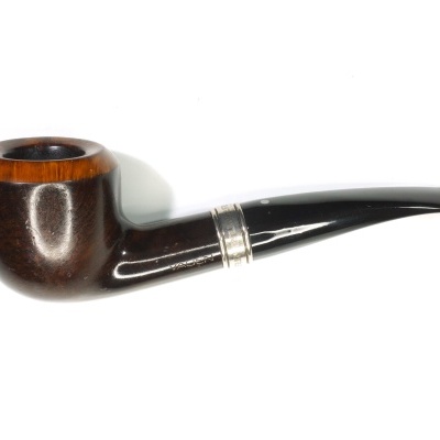 Cachimbo de fumar com corpo em madeira escura e bocal preto com anel metálico.