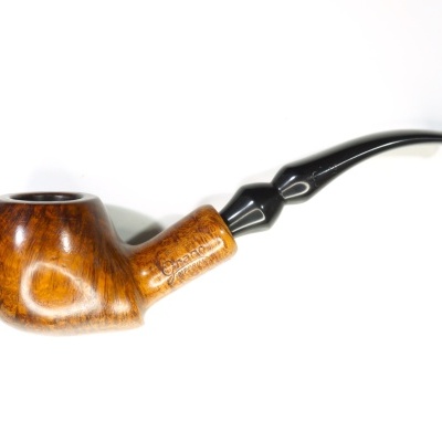 Cachimbo de fumar em madeira castanha com bocal preto curvado