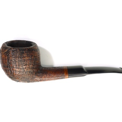 Cachimbo de madeira rústica castanha com cana preta sobre fundo branco