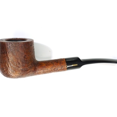 Cachimbo de madeira castanho com bocal preto sobre fundo branco