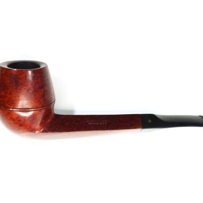 Cachimbo de madeira castanha com bocal preto sobre fundo branco