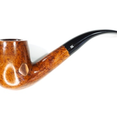 Cachimbo em madeira castanha com bocal preto curvo sobre fundo branco