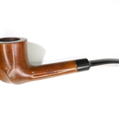 Cachimbo de madeira castanha com tubo preto curvado em fundo branco