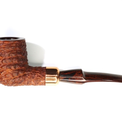 Cachimbo de fumar em madeira castanha com boquilha preta e anel dourado