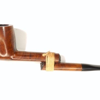 Cachimbo de tabaco em madeira castanha com bocal preto sobre fundo branco