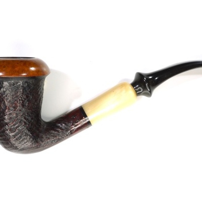 Cachimbo de madeira escura com anel creme e bocal preto curvo