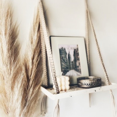 Prateleira com suspensão em macramé