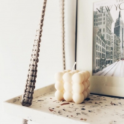 Prateleira com suspensão em macramé