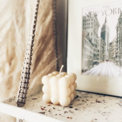 Prateleira com suspensão em macramé