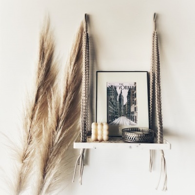 Prateleira com suspensão em macramé