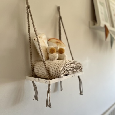 Prateleira com suspensão em macramé