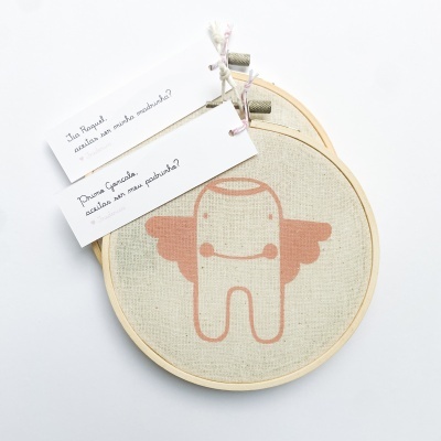 Bastidor anjo da guarda c/etiqueta convite personalizada