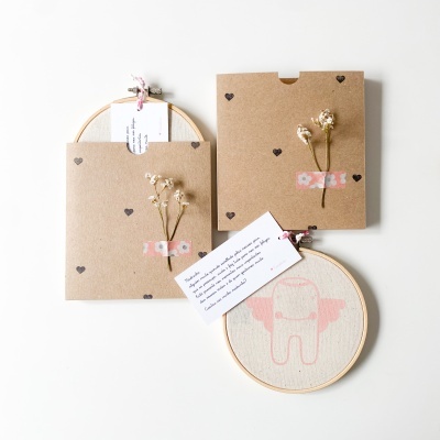 Bastidor anjo da guarda c/etiqueta convite personalizada + caixa