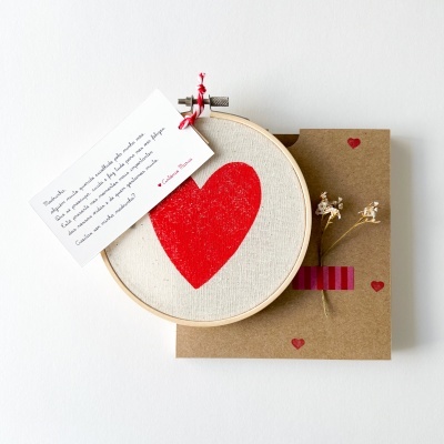 Bastidor coração c/etiqueta convite personalizada + caixa