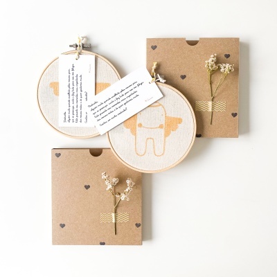 Bastidor anjo da guarda c/etiqueta convite personalizada + caixa