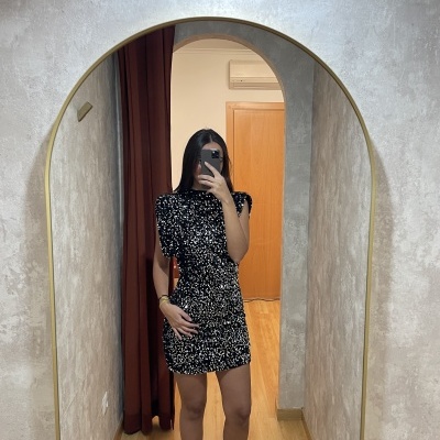 Vestido Preto com Lantejoulas e Ombreiras