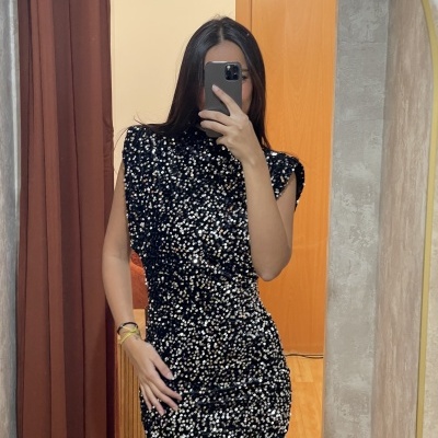 https://www.camelia-store.com/product/vestido-preto-com-lantejoulas-e-ombreiras