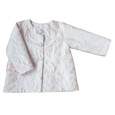 Casaco infantil rosa claro com botões perolados e padrão floral texturizado