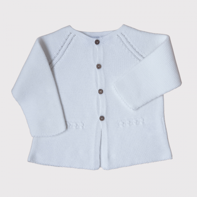 Casaco de malha branco com botões castanhos