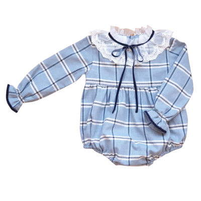 Macacão de bebé azul claro xadrez com gola de renda branca e laço azul