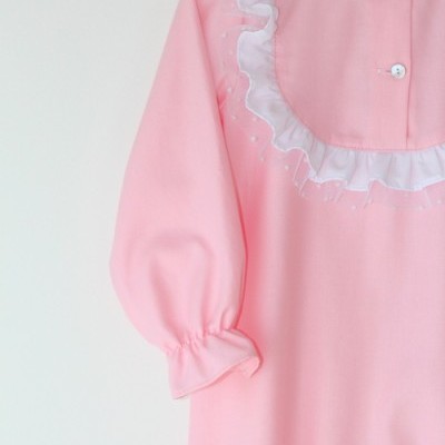 Macacão rosa de bebé com folhos brancos e botões