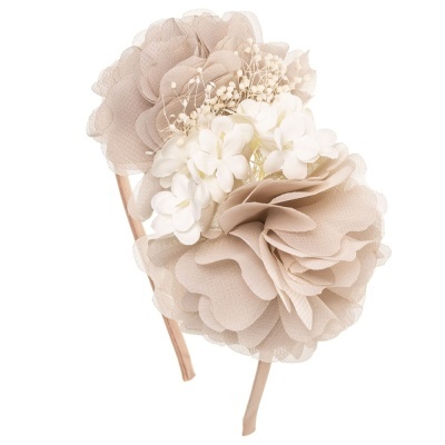 Tiara com flores artificiais bege e brancas em tecido