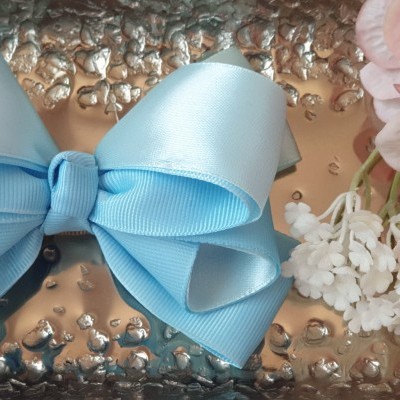 Laço de cabelo azul claro com flores