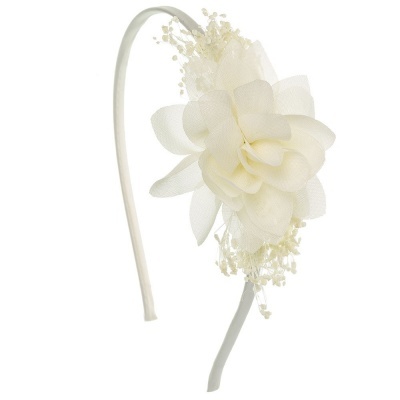 Tiara branca com flor decorativa em tecido e pequenas flores artificiais