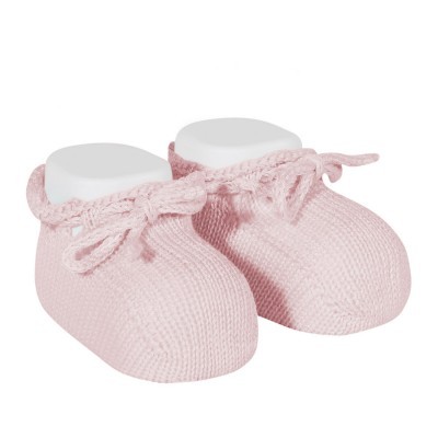 Sapatinhos de bebé tricotados cor-de-rosa em fundo branco