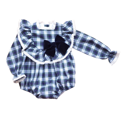 Body de bebé xadrez azul com folhos brancos e laço de veludo azul escuro