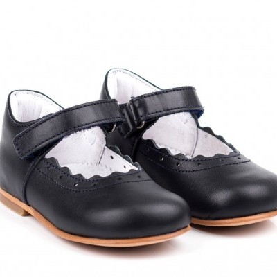 Sapatos infantis pretos tipo Mary Jane com interior branco e fecho em tira