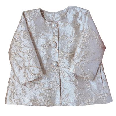 Casaco infantil branco com padrão floral e botões de pérola