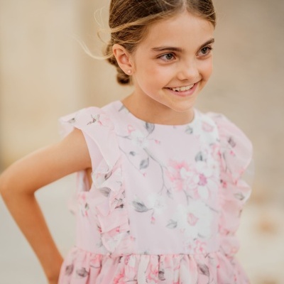 Menina com vestido rosa floral e volantes