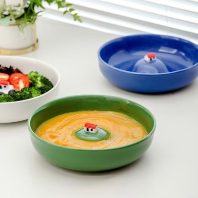 Três tigelas de cerâmica com casas pequenas no centro