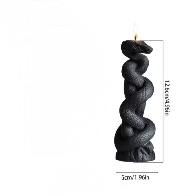 Vela preta em forma de serpente com textura de escamas e chama acesa
