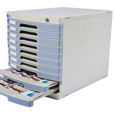 Gaveteiro branco com oito gavetas transparentes contendo componentes eletrónicos