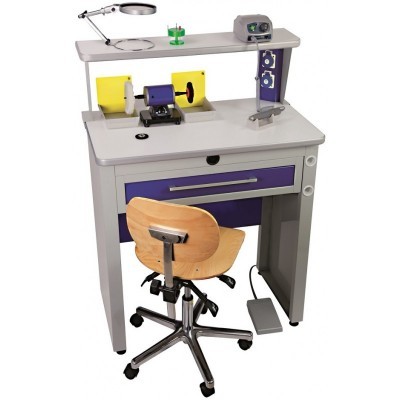 Mesa de trabalho cinza e roxa com ferramentas e cadeira giratória de madeira clara