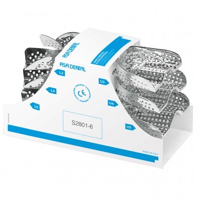 Caixa de placas dentárias metálicas perfuradas com etiquetas azuis e texto branco