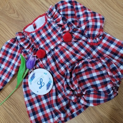 Conjunto infantil xadrez vermelho, azul e branco com vestido e calção em madeira