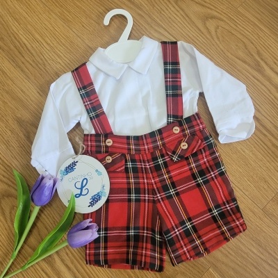 Jardineira xadrez com blusa