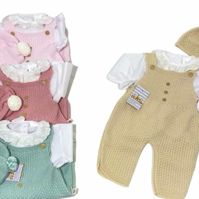 Jardineira algodão com blusa e gorro