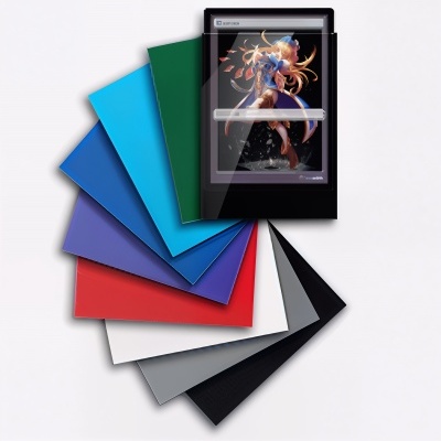 Suporte ou porta documentos preto com imagem e pastas plásticas coloridas em leque.