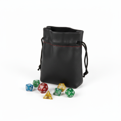 Conjunto de dados multicoloridos com saco preto de couro sintético
