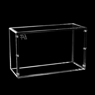 Caixa retangular transparente em acrílico com texto TB3