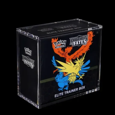 Caixa preta translúcida para cartas Pokémon com ilustrações coloridas e texto Elite Trainer Box