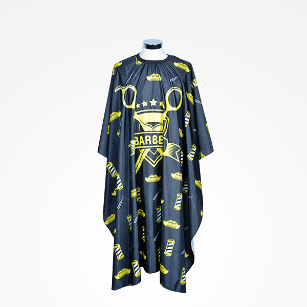 Capa de corte preta com estampados amarelos e texto BARBER, num manequim branco