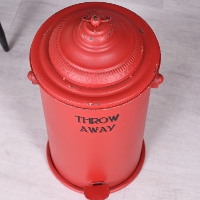 Lixeira metálica vermelha com tampa e pedal com texto 'THROW AWAY'