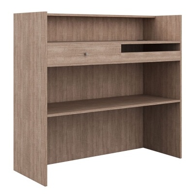 Móvel de escritório em madeira castanho claro com gaveta e prateleira aberta